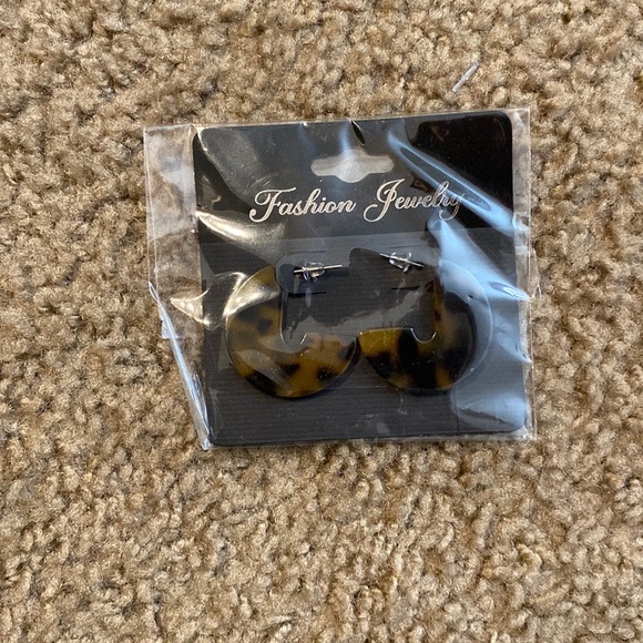 Leopard Earrings - Picture 2 of 3